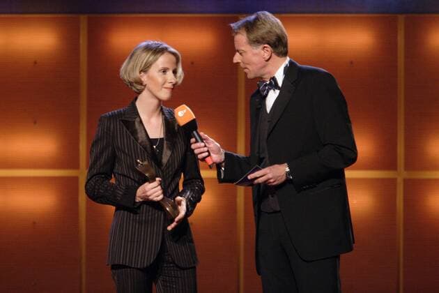 ZDF Moderator Wolf Dieter Poschmann im Gespräch mit Judith Arndt (Deutschland), der Drittplazierten der Wahl zu Deutschlands Sportlerin des Jahres 2004 Radsport Damen Wahl zum Sportler des Jahres 2004, Sportlerwahl, Gala, Sportgala, Ehrung, Sportlerehrung, Vdig Gruppe Baden Baden