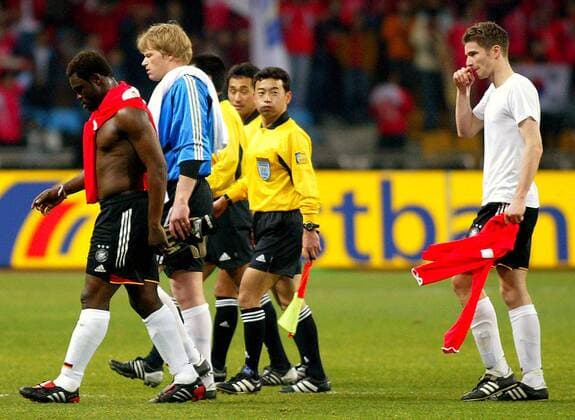 Gerald Asamoah (li.), Torwart Oliver Kahn und Arne Friedrich (alle Deutschland) gehen nach dem Trikottausch enttäuscht vom Platz Fußball Länderspiel Herren Länderspiel 2004, Testspiel, Freundschaftsspiel, Test, Asienreise, Asientour, Länderspielreise Gruppe Busan Enttäuschung,