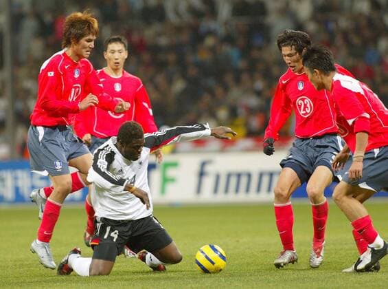 Gerald Asamoah (Deutschland) gegen Kim Dong Jin (li.), Park Jae Hong (re., beide Südkorea) Fußball Länderspiel Herren Länderspiel 2004, Testspiel, Freundschaftsspiel, Test, Asienreise, Asientour, Länderspielreise Gruppe Busan Dynamik, Kampf,