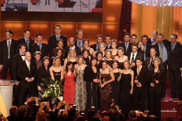 Die Sportler des Jahres 2004: Birgit Fischer, Judith Arndt, Rene Sommerfeldt, Valerien Ismael, stellvertretend für den SV Werder Bremen, und Frank Luck mit dem Sonderpreis Vorbilder des Sports umgeben von den deutschen Hockeydamen und Handballern Hockey Wahl zum Sportler des Jahres 2004, Sportlerwahl, Gala, Sportgala, Ehrung, Sportlerehrung, Vdig Totale Fußball, Biathlon, Nordischer Skilauf, Skisport Baden Baden, Ski Nordisch, Siegerfoto, Sieger