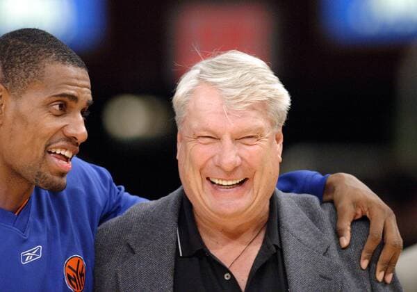 Headcoach Don Nelson (Dallas) und Kurt Thomas (New York Knicks) amüsieren sich - PUBLICATION ONLY FOR GERMAN, SWISS, AUSTRIAN AND HUNGARIAN MEDIA (Icon4220416) Basketball Herren NBA Preseason 2004 2005, Vorbereitung, Saisonvorbereitung, Test, Testspiel, Mavs Gruppe New York EDITORIAL USE ONLY