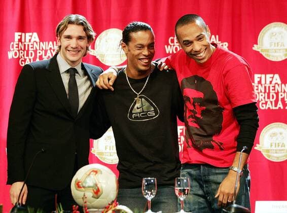 Der Weltfußballer des Jahres Ronaldinho (Brasilien, Mitte) sowie der Zweitplazierte Thierry Henry (Frankreich, re.) und Andriy Shevchenko (Ukraine) haben während der Pressekonferenz viel Spaß Fußball Herren Wahl zum Weltfußballer des Jahres 2004, FIFA Centennial World Player Gala, Fußballer, Feier, Award Gruppe Pressekonferenz, PK, Pressetermin Zürich, Awards, Spieler, Fußballer