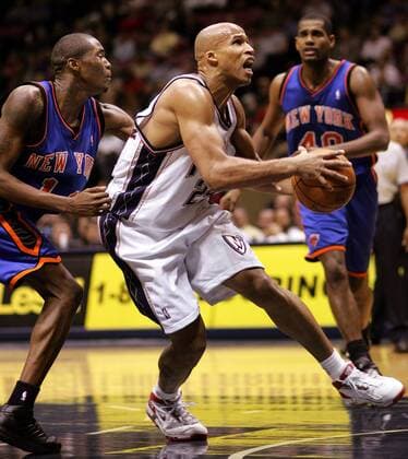 Richard Jefferson (New Jersey Nets, re.) gegen Jamal Crawford (New York Knicks) - PUBLICATION ONLY FOR GERMAN, SWISS, AUSTRIAN AND HUNGARIAN MEDIA (Icon7894919) Basketball Herren NBA 2004 2005, New Jersey Nets - New York Knicks 79:87 Gruppe East Rutherford Dynamik, EDITORIAL USE ONLY