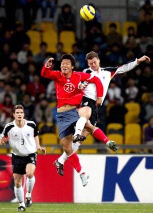 Christian Wörns (re., Deutschland) gegen Kim Dong Hun (Südkorea) Fußball Länderspiel Herren Länderspiel 2004, Freundschaftsspiel, Test, Testspiel, Nationalmannschaft, Nationalteam, Vdig Gruppe Busan Dynamik,