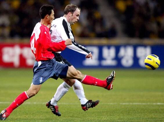 Kim Sang Sik (li., Südkorea) gegen Fabian Ernst (Deutschland) Fußball Länderspiel Herren Länderspiel 2004, Freundschaftsspiel, Test, Testspiel, Nationalmannschaft, Nationalteam, Vdig Gruppe Busan Dynamik,