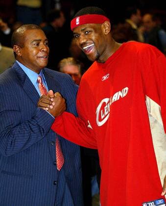 LeBron James (Cleveland Cavaliers, re.) wird von Ahmad Rashad (USA), Produzent und Moderator von NBA Inside Stuff herzlich begrüßt - PUBLICATION ONLY FOR GERMAN, SWISS, AUSTRIAN AND HUNGARIAN MEDIA (Icon9420157) Basketball Herren NBA 2003 2004, Cleveland Cavaliers Gruppe New York Freude, EDITORIAL USE ONLY