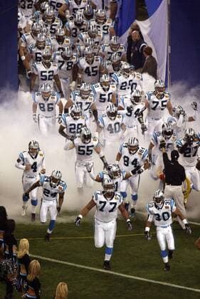 Einmarsch der Carolina Panthers - PUBLISHING RIGHTS FOR GERMAN, SWISS, AUSTRIAN AND HUNGARIAN MEDIA ONLY (Icon5347254) American Football Herren NFL 2003 2004, Superbowl, Super Bowl, Endspiel, Finale Totale Houston EDITORIAL USE ONLY