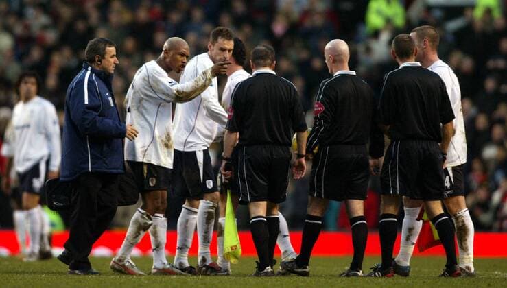 El Hadji Diouf (2.v.li., Bolton) hat in dem Schiedsrichtergespann um Referee Dermot Gallagher (Mitte) die Schuldigen für die Niederlage ausgemacht Fußball Herren English Premier League 2004 2005, 1. Englische Liga, Bolton Wanderers, Vdig Gruppe Manchester Spannung, Wut,
