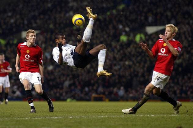 Ricardo Vaz Te (Mitte, Bolton) - Fallrückzieher, Darren Fletcher (li.) und Alan Smith (beide Manchester United) schauen zu Fußball Herren English Premier League 2004 2005, 1. Englische Liga, Manchester United - Bolton Wanderers 2:0, Vdig Gruppe Manchester Dynamik,