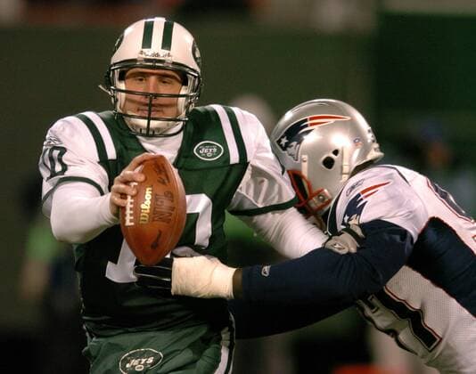 Quarterback Chad Pennington (li., New York Jets) gegen Defensive End Jarvis Green (New England Patriots) - PUBLICATION FOR GERMAN, SWISS, AUSTRIAN AND HUNGARIAN MEDIA ONLY (Icon7810920) American Football Herren NFL 2004 2005, New York Jets - New England Patriots 07:23 Gruppe East Rutherford Dynamik, Kampf, EDITORIAL USE ONLY