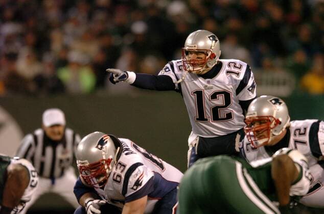 Quarterback Tom Brady (New England Patriots) gibt an der Line of Scrimmage letzte Anweisungen - PUBLICATION FOR GERMAN, SWISS, AUSTRIAN AND HUNGARIAN MEDIA ONLY (Icon7810930) American Football Herren NFL 2004 2005, New England Patriots Einzelbild East Rutherford EDITORIAL USE ONLY
