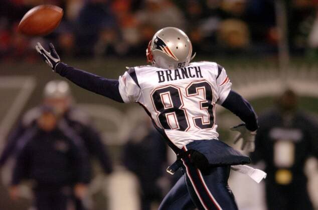 Wide Receiver Deion Branch (New England Patriots) macht sich lang - PUBLICATION FOR GERMAN, SWISS, AUSTRIAN AND HUNGARIAN MEDIA ONLY (Icon7810974) American Football Herren NFL 2004 2005, New England Patriots Einzelbild East Rutherford Dynamik, EDITORIAL USE ONLY