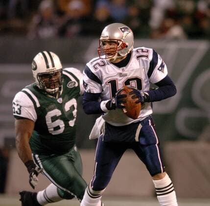 Quarterback Tom Brady (re., New England Patriots) auf der Flucht vor Defensive Tackle Dewayne Robertson (New York Jets) - PUBLICATION FOR GERMAN, SWISS, AUSTRIAN AND HUNGARIAN MEDIA ONLY (Icon7810976) American Football Herren NFL 2004 2005, New York Jets - New England Patriots 07:23, NY, N Y Gruppe East Rutherford Dynamik, EDITORIAL USE ONLY