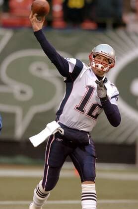 Quarterback Tom Brady (New England Patriots) wirft die Pille - PUBLICATION FOR GERMAN, SWISS, AUSTRIAN AND HUNGARIAN MEDIA ONLY (Icon7811003) American Football Herren NFL 2004 2005, New England Patriots Einzelbild East Rutherford Dynamik, EDITORIAL USE ONLY