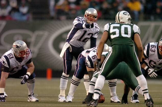 Quarterback Tom Brady (12, New England Patriots) gibt an der Line of Scrimmage letzte Anweisungen - PUBLICATION FOR GERMAN, SWISS, AUSTRIAN AND HUNGARIAN MEDIA ONLY (Icon7811005) American Football Herren NFL 2004 2005, New York Jets - New England Patriots 07:23, NY, N Y Gruppe East Rutherford EDITORIAL USE ONLY