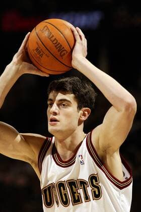 Nikoloz Tskitishvili (Denver Nuggets) am Ball - PUBLICATION ONLY FOR GERMAN, SWISS, AUSTRIAN AND HUNGARIAN MEDIA (Icon7660403) Basketball Herren NBA 2002 2003, Denver Nuggets Einzelbild Denver EDITORIAL USE ONLY