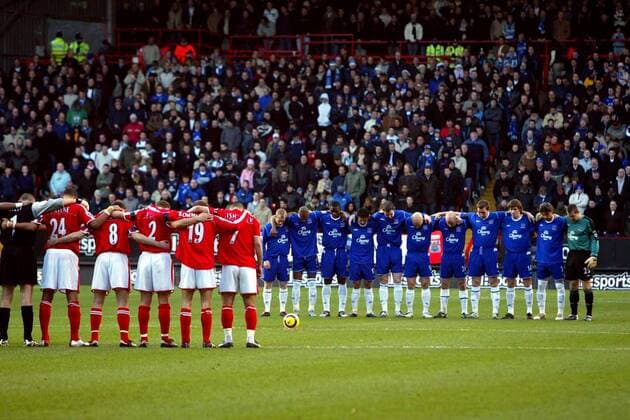 Schweigeminute vor der Partie des FC Everton bei Charlton Athletic für die Flutopfer der Katastrophe in Südostasien Fußball Herren English Premier League 2004 2005, 1. Englische Liga, Charlton Athletic - FC Everton 2:0, Vdig Totale London Ruhe,