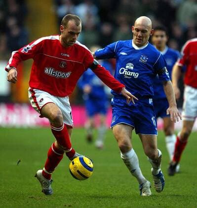 Danny Murphy (li., Charlton Athletic) gegen Thomas Gravesen (Everton) Fußball Herren English Premier League 2004 2005, 1. Englische Liga, Charlton Athletic - FC Everton 2:0, Vdig Gruppe London Dynamik,