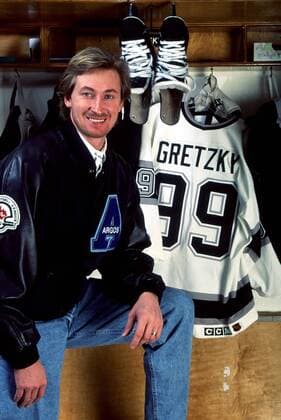 Wayne Gretzky (Los Angeles Kings) neben seinem berühmten Trikot mit der Nummer 99 - (Icon50301084) Eishockey Herren NHL 1992 1993, Los Angeles Kings, LA, L.A. Einzelbild Legende, Eishockeylegende, Eishockeylegenden Inglewood EDITORIAL USE ONLY
