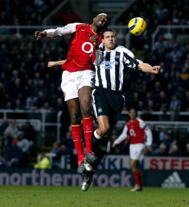 Patrick Vieira (Arsenal, li.) setzt sich gegen Steven Taylor (Newcastle) durch Fußball Herren English Premier League 2004 2005, 1. Englische Liga, Newcastle United - FC Arsenal London 0:1, Vdig, Gruppe Newcastle Dynamik, Kampf,