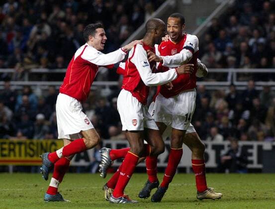 Torschütze Patrick Vieira (Mitte) wird nach der 0:1 Führung von Thierry Henry (re.) und Robin van Persie (alle Arsenal) umjubelt Fußball Herren English Premier League 2004 2005, 1. Englische Liga, FC Arsenal London, Vdig, Gruppe Newcastle Freude,