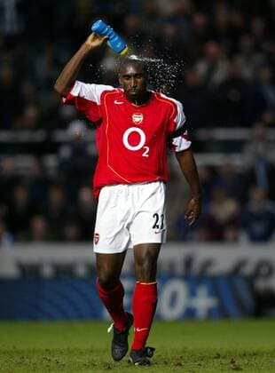 Sol Campbell (Arsenal) gönnt sich eine Erfrischung Fußball Herren English Premier League 2004 2005, 1. Englische Liga, FC Arsenal London, Vdig, Einzelbild Newcastle