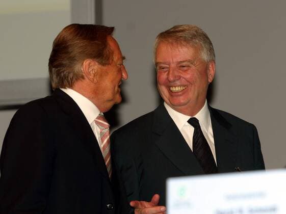 DFB Vizepräsident Dr. h.c. Engelbert Nelle (re.), verantwortlich für den Amateurbereich, während des DFB Bundestages 2004 in Osnabrück im Gespräch mit DFB Präsident Gerhard Mayer Vorfelder (beide Deutschland) Fußball Herren 38. Ordentlicher DFB Bundestag 2004, Deutscher Fußballbund, Versammlung, Konferenz, Tagung, Sitzung, Gruppe Osnabrück