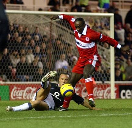 Jimmy Floyd Hasselbaink (Middlesbrough, re.) gegen den am Boden liegenden Mikael Silvestre (Manchester United) Fußball Herren English Premier League 2004 2005, 1. Englische Liga, FC Middlesbrough - Manchester United 0:2, ManU Gruppe Middlesbrough Dynamik,