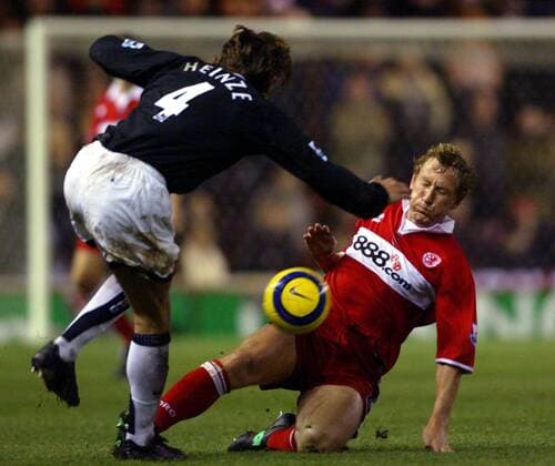 Ray Parlour (Middlesbrough, re.) steigt gegen Gabriel Heinze (Manchester United) hart ein Fußball Herren English Premier League 2004 2005, 1. Englische Liga, FC Middlesbrough - Manchester United 0:2, ManU Gruppe Middlesbrough Dynamik,