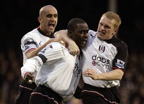 Torschütze Andy Cole (Mitte) wird nach dem 1:0 von Mark Pembridge (re.) und Zesh Rehman (alle Fulham) umjubelt - PUBLICATION ONLY FOR GERMAN, SWISS AND AUSTRIAN MEDIA Fußball Herren English Premier League 2004 2005, 1. Englische Liga, Fulham FC London, Vdig, Gruppe London Begeisterung, Freude,