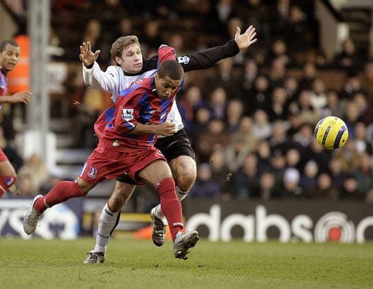 Wayne Routledge (Crystal Palace, vorn) gegen Moritz Volz (Fulham) - PUBLICATION ONLY FOR GERMAN, SWISS AND AUSTRIAN MEDIA Fußball Herren English Premier League 2004 2005, 1. Englische Liga, Fulham FC London - Crystal Palace 3:1, Vdig, Gruppe London Dynamik,