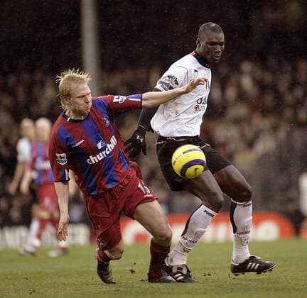 Aki Riihilahti (Crystal Palace, li.) gegen Papa Bouba Diop (Fulham) - PUBLICATION ONLY FOR GERMAN, SWISS AND AUSTRIAN MEDIA Fußball Herren English Premier League 2004 2005, 1. Englische Liga, Fulham FC London - Crystal Palace 3:1, Vdig, Gruppe London Dynamik,
