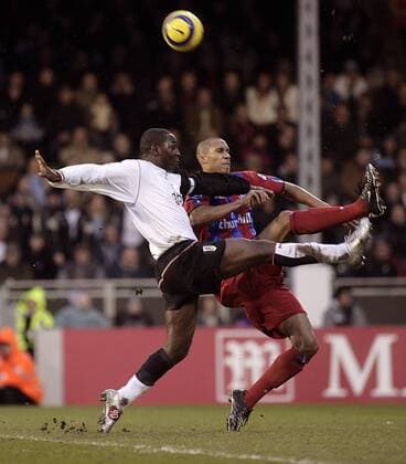 Fitz Hall (Crystal Palace, re.) klärt vor Andy Cole (Fulham) - PUBLICATION ONLY FOR GERMAN, SWISS AND AUSTRIAN MEDIA Fußball Herren English Premier League 2004 2005, 1. Englische Liga, Fulham FC London - Crystal Palace 3:1, Vdig, Gruppe London Dynamik,