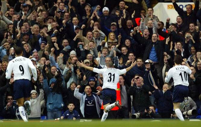 Die begeisterten Fans jubeln nach der 5:2-Führung mit Torschütze Dean Marney (Mitte), Robbie Keane (re.) und Frederic Kanoute (alle Tottenham Hotspur) Fußball Herren English Premier League 2004 2005, 1. Englische Liga, Tottenham Hotspurs, Spurs, Vdig, Totale London Begeisterung, Freude,