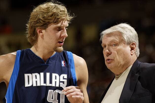 Headcoach Don Nelson im Gespräch mit Dirk Nowitzki (beide Dallas Mavericks) - PUBLICATION ONLY FOR GERMAN, SWISS, AUSTRIAN AND HUNGARIAN MEDIA (Icon9460270) Basketball Herren NBA 2004 2005, Dallas Mavericks Gruppe Denver EDITORIAL USE ONLY