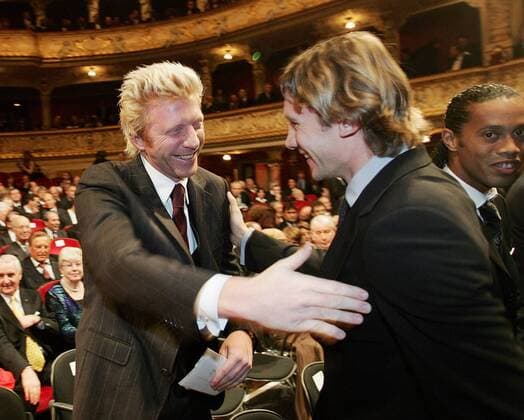 Boris Becker (Deutschland, li.) begrüßt während der Wahl zum Weltfußballer des Jahres 2004 den nominierten Andriy Shevchenko (Ukraine) Fußball Herren Wahl zum Weltfußballer des Jahres 2004, FIFA Centennial World Player Gala, Award, Awards, Fußballer Gruppe Tennis Zürich Freude, Begeisterung,
