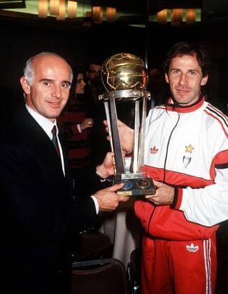 Trainer Arrigo Sacchi (li.) und Franco Baresi (beide Milan) präsentieren stolz den Weltpokal Fußball Herren Weltpokal 1990, AC Mailand, ToyotaCup, European South American Cup, Southamerican Gruppe Tokio Freude,