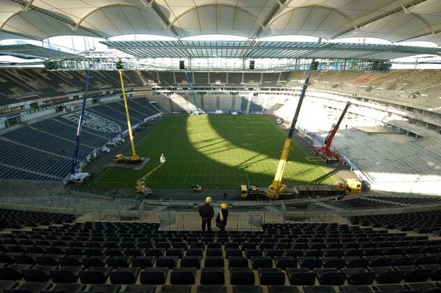 Die Arbeiten an der neuen Tribüne und der Dachkonstruktion im Frankfurter Waldstadion schreiten voran Fußball 2. BL Herren Saison 2004 2005, Eintracht Frankfurt, Stadionbau, Bau, Baustelle, Sanierung, Stadionsanierung, Totale Waldstadion, Frankfurt M. Commerzbank Arena, CommerzbankArena