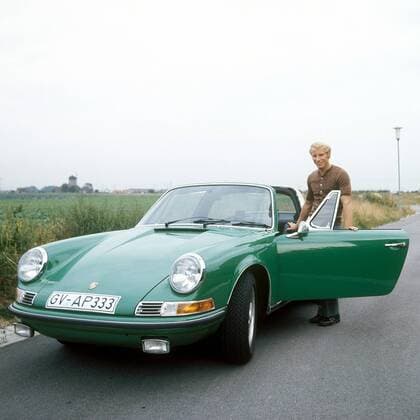 Berti Vogts (Gladbach) mit seinem Porsche 911 Targa Fußball 1. BL Herren DEUTSCHSPRACHIGE SPORTZEITSCHRIFTEN UND -ZEITUNGEN NUR NACH RÜCKSPRACHE, Saison 1971 1972 Einzelbild Aufnahmedatum geschätzt Grevenbroich