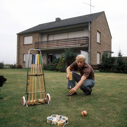 Berti Vogts (Gladbach) baut in seinem Garten einen Crocket Parcours auf Fußball 1. BL Herren DEUTSCHSPRACHIGE SPORTZEITSCHRIFTEN UND -ZEITUNGEN NUR NACH RÜCKSPRACHE, Saison 1971 1972 Einzelbild Aufnahmedatum geschätzt, Ausgleichssport Grevenbroich, Krocket, Ausgleichsport