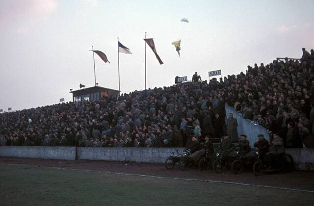 Stehplatztribüne Duisburger Wedaustadion, von der Aschenbahn aus dürfen die Rollstuhlfahrer das Geschehen verfolgen Fußball Herren Oberliga West 1962 1963, Meidericher SV, Vdia Totale Wedaustadion Duisburg