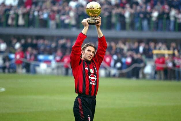 Europas Fußballer des Jahres 2004 Andriy Shevchenko (Milan) präsentiert den heimischen Zuschauern seine Trophäe Fußball Herren Serie A 2004 2005, 1. Italienische Liga, AC Mailand Einzelbild Mailand