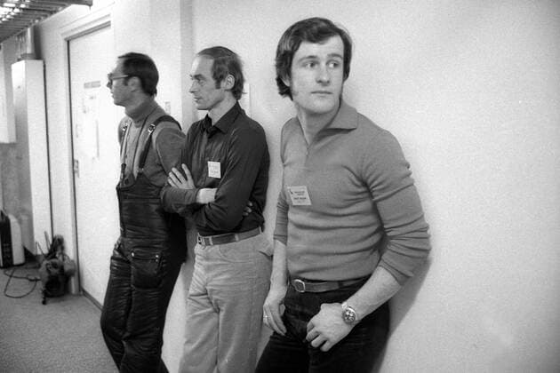 Olympiasieger Ulrich Wehling (re.) und Co Trainer Dietmar Hupfer (beide DDR) warten hinter den Kulissen mit Reporter Peter Woydt auf den Auftritt im DDR Fernsehen Nordische Kombination OS Winter Herren Olympische Winterspiele 1980, Olympia, Olympiade, Ski Nordisch, Nordischer Skisport, Vsw, Vneg Gruppe Lake Placid