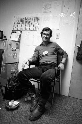 Olympiasieger Ulrich Wehling (DDR) wartet auf seinen Auftritt im DDR Fernsehen Nordische Kombination OS Winter Herren Olympische Winterspiele 1980, Olympia, Olympiade, Ski Nordisch, Nordischer Skisport, Vsw, Vneg Einzelbild Lake Placid