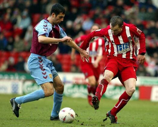 Mark Delaney (li., Aston Villa) gegen Alan Quinn (Sheffield United) Fußball Herren FA Cup 2004 2005, Pokal, Pokalspiel, Sheffield United - Aston Villa FC 3:1, Vdig Gruppe Sheffield Dynamik,