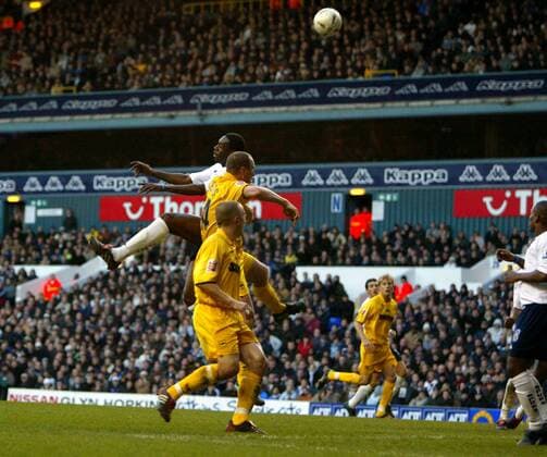 Ledley King (oben hi., Tottenham Hotspur) gegen Guy Butters (Brighton) Fußball Herren FA Cup 2004 2005, Tottenham Hotspurs - Brighton and Hove Albion 2:1, Spurs, Pokal, Pokalspiel, Vdig Gruppe London Dynamik,