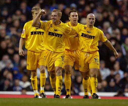 Torjubel Brighton u.a. mit Richard Carpenter (vorn li.) und Charlie Oatway (re.) Fußball Herren FA Cup 2004 2005, Brighton and Hove Albion, Pokal, Pokalspiel, Vdig Gruppe London Freude,