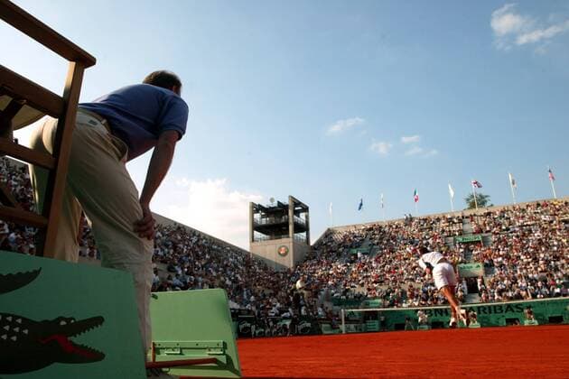 Der Court Suzanne Lenglen aus der Perspektive eines Linienrichters Tennis Herren French Open 2003, Grand Slam, ATP Tour, Sand, Sandplatz, Sandplatztennis, Sandplatzturnier, Vdig Totale Roland Garros, Pan3854 Paris  