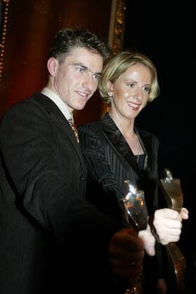 Rene Sommerfeldt, Zweitplazierter bei der Wahl zum Sportler des Jahres 2004, präsentiert mit Judith Arndt (beide Deutschland), der Drittplazierten bei der Wahl zur Sportlerin des Jahres 2004, die Trophäen Nordischer Skilauf Herren Wahl zum Sportler des Jahres 2004, Sportlerwahl, Gala, Sportgala, Ehrung, Sportlerehrung, Gruppe Baden Baden