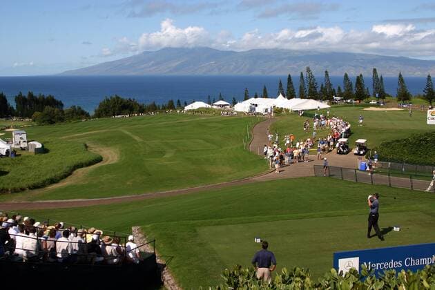 Abschlag vom 1. Loch des Kapalua Plantation Course mit der wunderschönen Aussicht auf Molokai Island am Horizont - PUBLICATION ONLY FOR GERMAN, SWISS, AUSTRIAN AND HUNGARIAN MEDIA (Icon7740012) Golf Herren Mercedes Championships 2005, Golfen, PGA Tour Totale Kapalua Plantation Course Kapalua, Maui, Hawaii EDITORIAL USE ONLY
